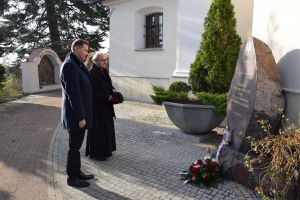 osoby uczestniczą w obchodach 11 listopada (4)