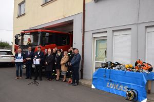 zebrani na placu przed budynkiem OSP