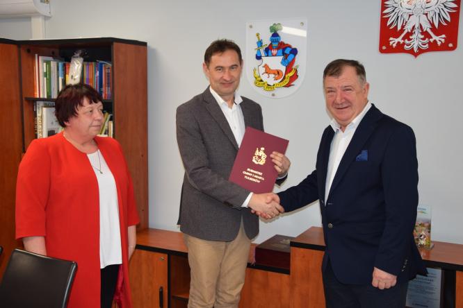 Burmistrz Krzysztof Roman podpisał umowę na budowę drogi Kiszewy-Budki.