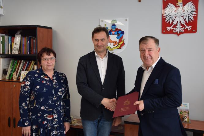 Burmistrz Krzysztof Roman podpisał umowy na realizację kolejnych inwestycji drogowych.