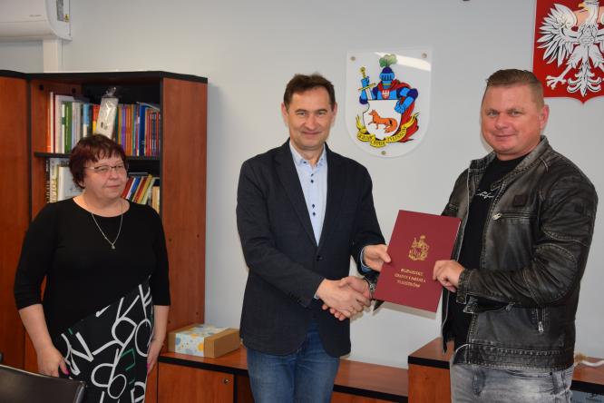 Burmistrz Krzysztof Roman podpisał umowę na remont i przebudowę KLUBU SENIORA.