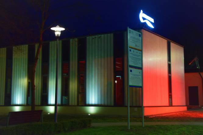 Zachęcamy do obejrzenia biało- czerwonej iluminacji na fasadzie tuliszkowskiej biblioteki.