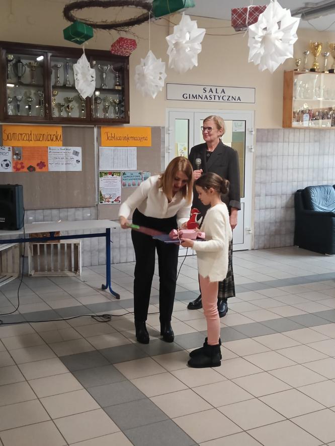 Burmistrz Gminy i Miasta Tuliszków Ewelina Piwońska - Kubiak  pogratulowała Zuzannie Farbisz bohaterskiej i godnej naśladowania postawy.