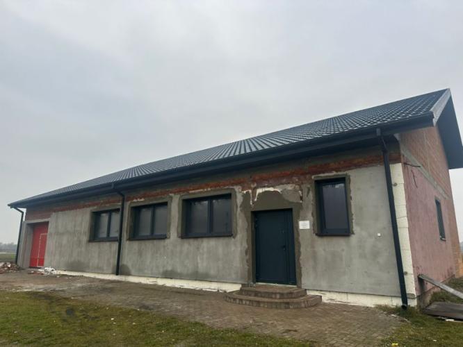 Zakończono montaż okien i drzwi w świetlicy wiejskiej w Gadowskich Holendrach.