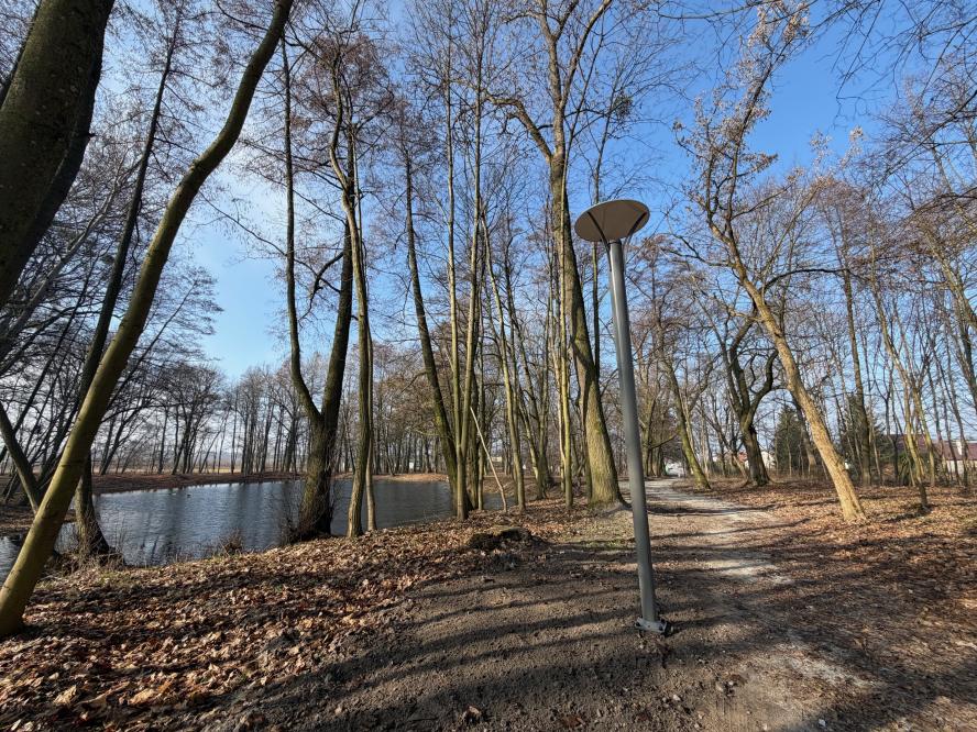Nowe oświetlenie w parku w Piętnie
