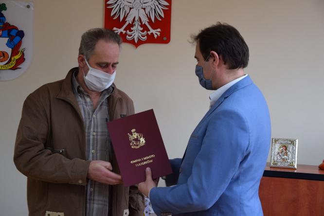 Burmistrz Krzysztof Roman wręczył nagrody zwycięzcom konkursu na "Najładniejszą świąteczną dekorację posesji".