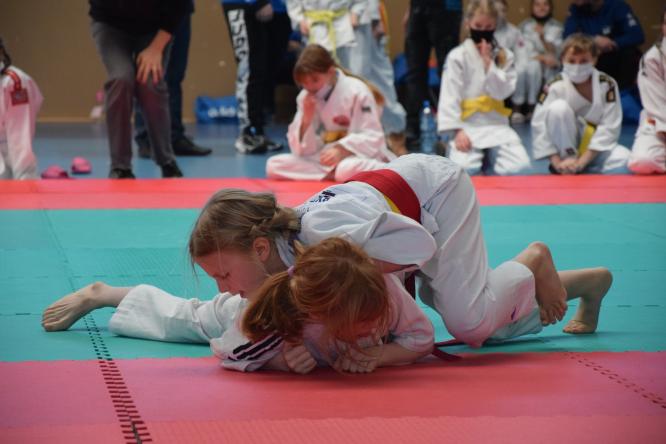 Zawodnicy z całego kraju spotkali się w hali widowiskowo- sportowej w Tuliszkowie, aby wciąż udział w Ogólnopolskim Turnieju w Judo.