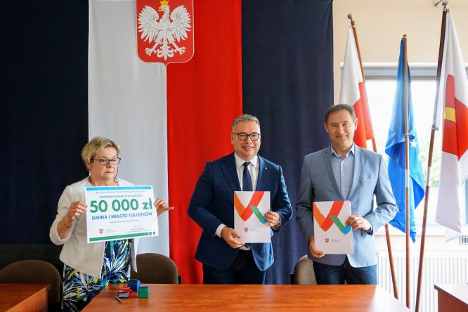 Burmistrz Krzysztof Roman podpisał umowę na dofinansowanie zadania "Przywróćmy mieszkańcom Żabieniec".