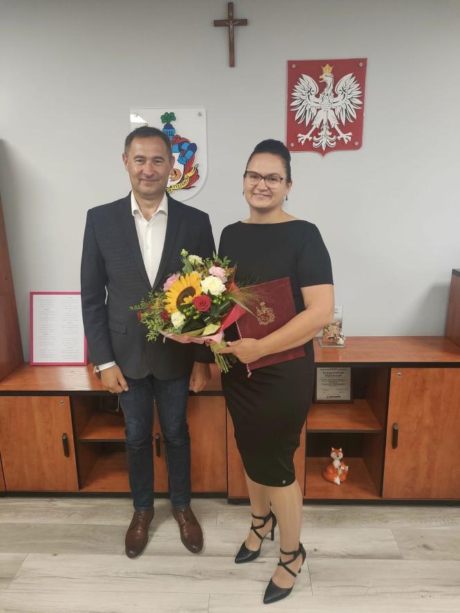 Burmistrz Krzysztof Roman wręczył akt pełnienia obowiązków dyrektora Przedszkola im. Kubusia Puchatka w Tuliszkowie.